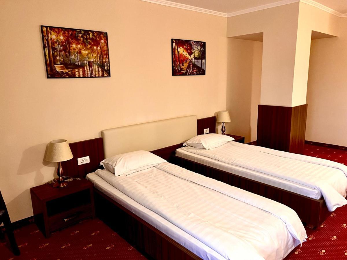 Hotel Complex Azar à Galaţi Extérieur photo