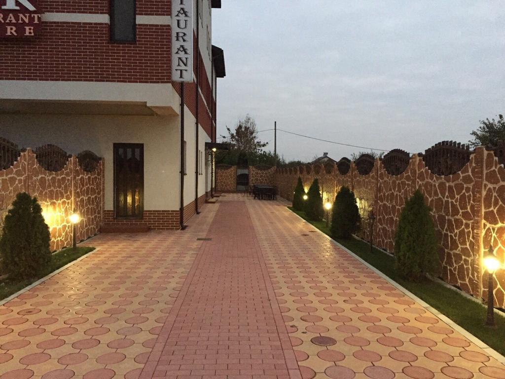 Hotel Complex Azar à Galaţi Extérieur photo